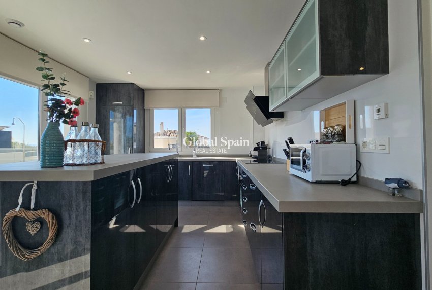 Wederverkoop - VILLA -
LA MARINA - La Marina