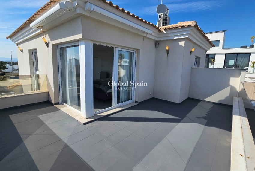 Wederverkoop - VILLA -
LA MARINA - La Marina