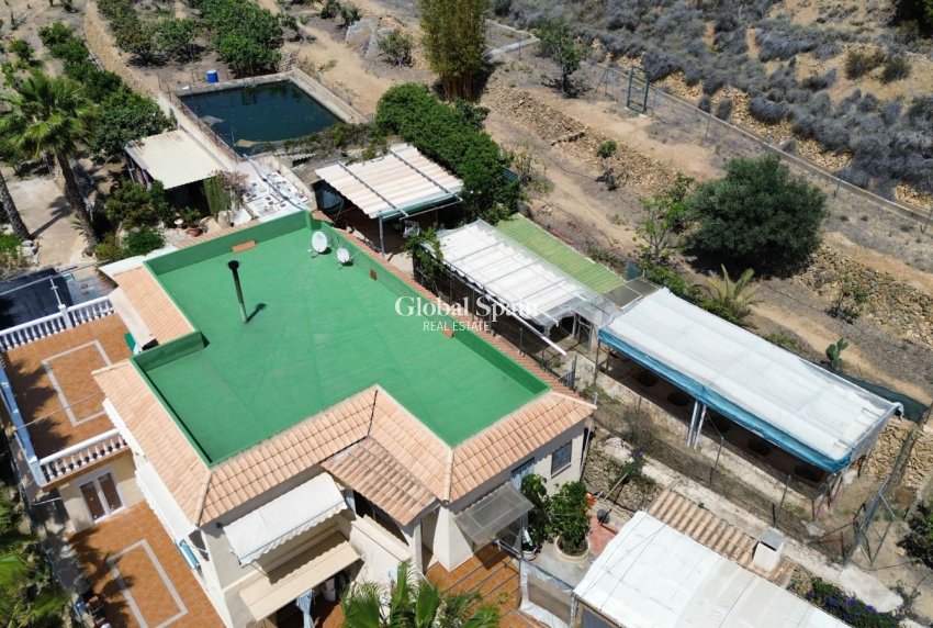 Wederverkoop - VILLA -
LA NUCÍA - Costa Blanca