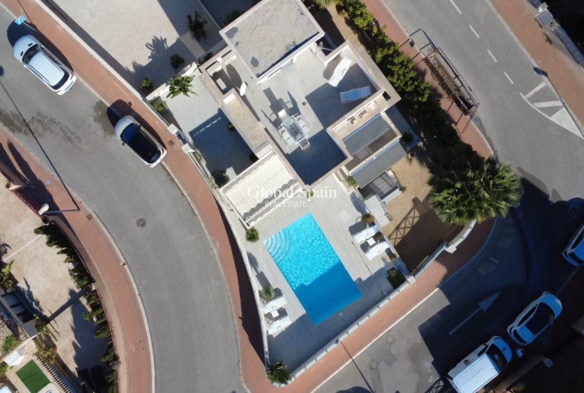 Wederverkoop - VILLA -
LA NUCÍA - Costa Blanca