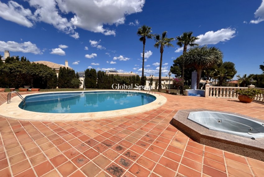 Wederverkoop - VILLA -
LA NUCÍA - Costa Blanca