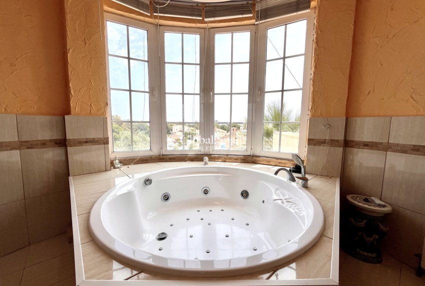 Wederverkoop - VILLA -
LA ZENIA - Costa Blanca