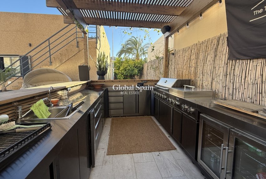 Wederverkoop - VILLA -
LA ZENIA - Costa Blanca