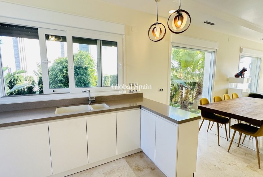 Wederverkoop - VILLA -
LA ZENIA - Costa Blanca