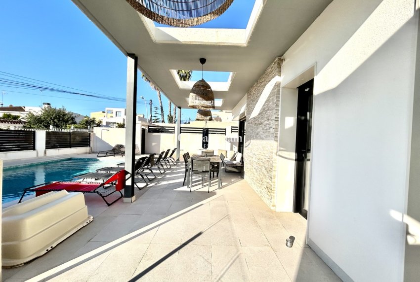 Wederverkoop - VILLA -
LOS BALCONES - LOS ALTOS - Costa Blanca