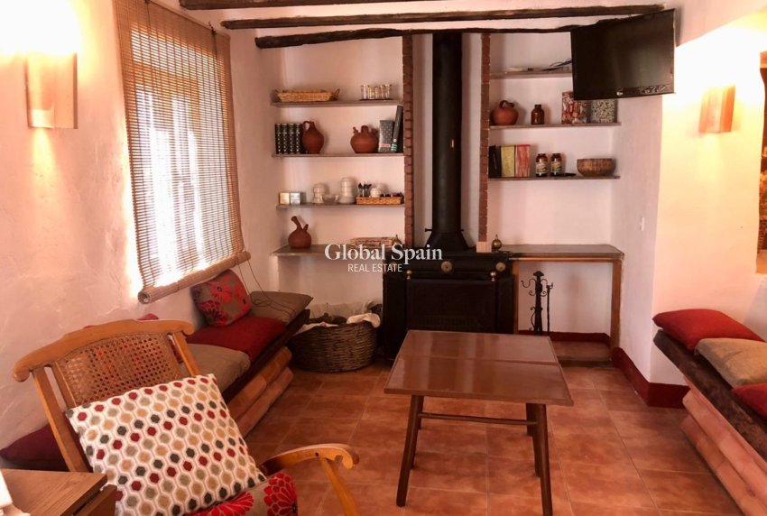 Wederverkoop - VILLA -
ONIL