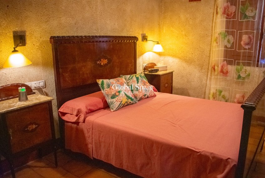 Wederverkoop - VILLA -
ONIL