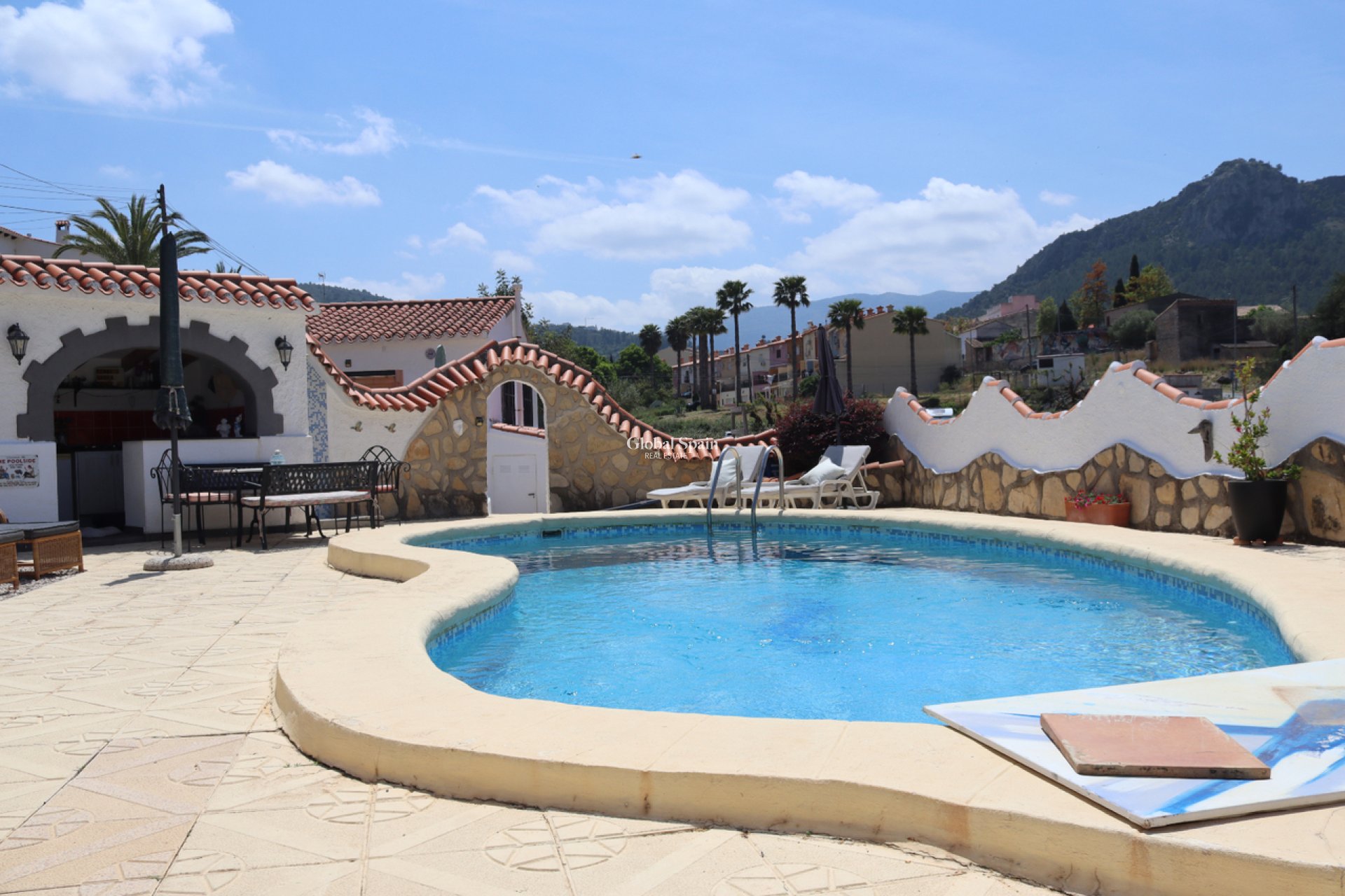 Wederverkoop - VILLA -
Orba - Inland