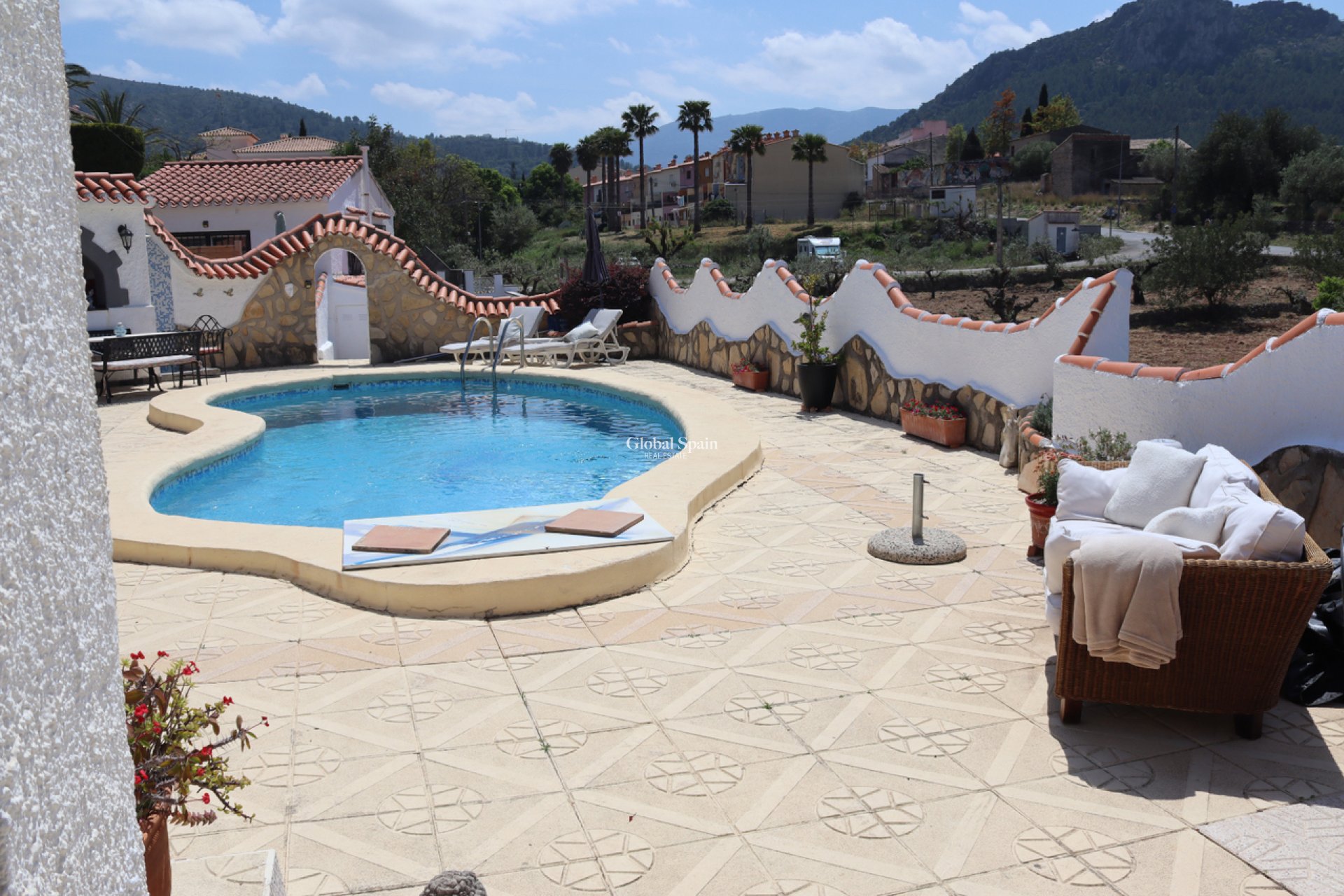 Wederverkoop - VILLA -
Orba - Inland