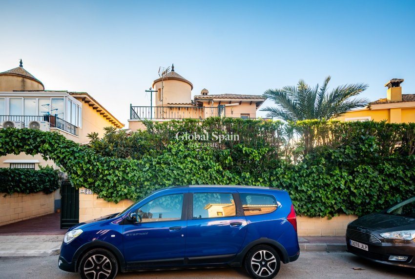 Wederverkoop - Villa -
ORIHUELA - Benferri