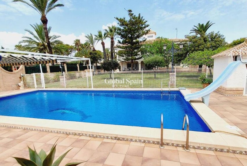Wederverkoop - VILLA -
ORIHUELA COSTA - CABO ROIG