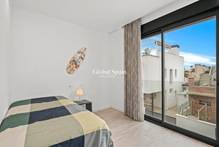 Wederverkoop - VILLA -
ORIHUELA COSTA - CABO ROIG