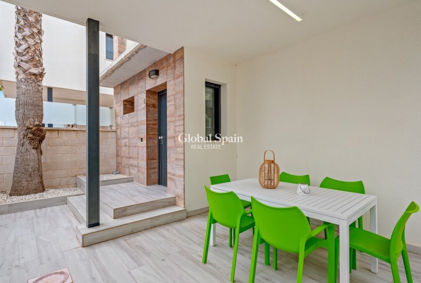 Wederverkoop - VILLA -
ORIHUELA COSTA - CABO ROIG