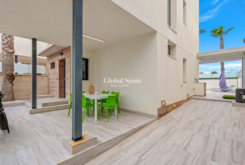 Wederverkoop - VILLA -
ORIHUELA COSTA - CABO ROIG