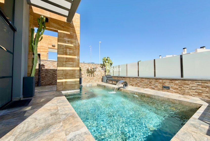 Wederverkoop - VILLA -
ORIHUELA COSTA - CABO ROIG