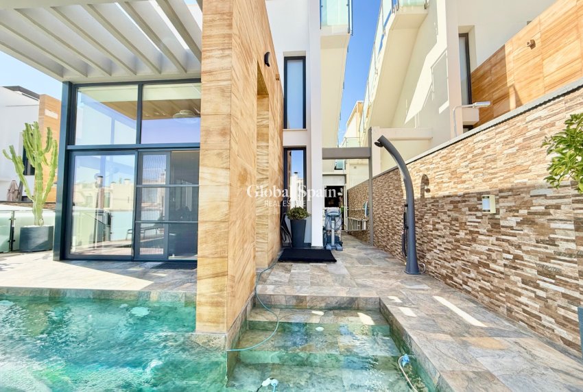 Wederverkoop - VILLA -
ORIHUELA COSTA - CABO ROIG