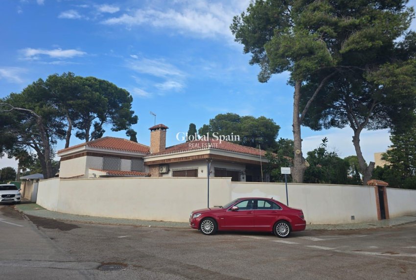 Wederverkoop - VILLA -
ORIHUELA COSTA - CAMPOAMOR