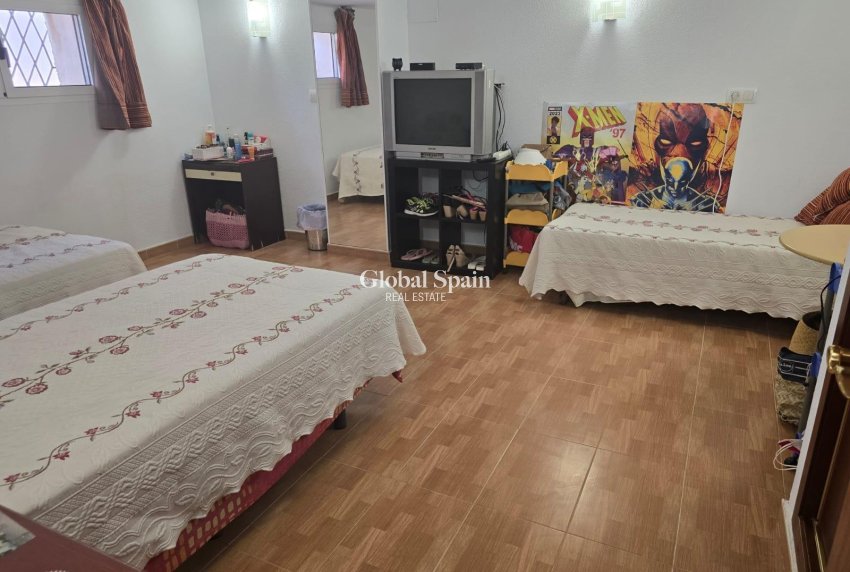 Wederverkoop - VILLA -
ORIHUELA COSTA - CAMPOAMOR