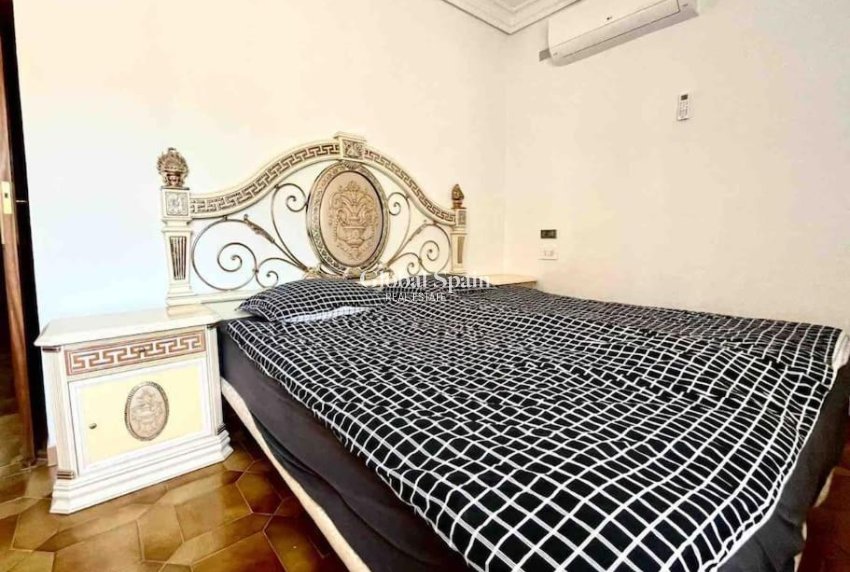 Wederverkoop - VILLA -
ORIHUELA COSTA - CAMPOAMOR