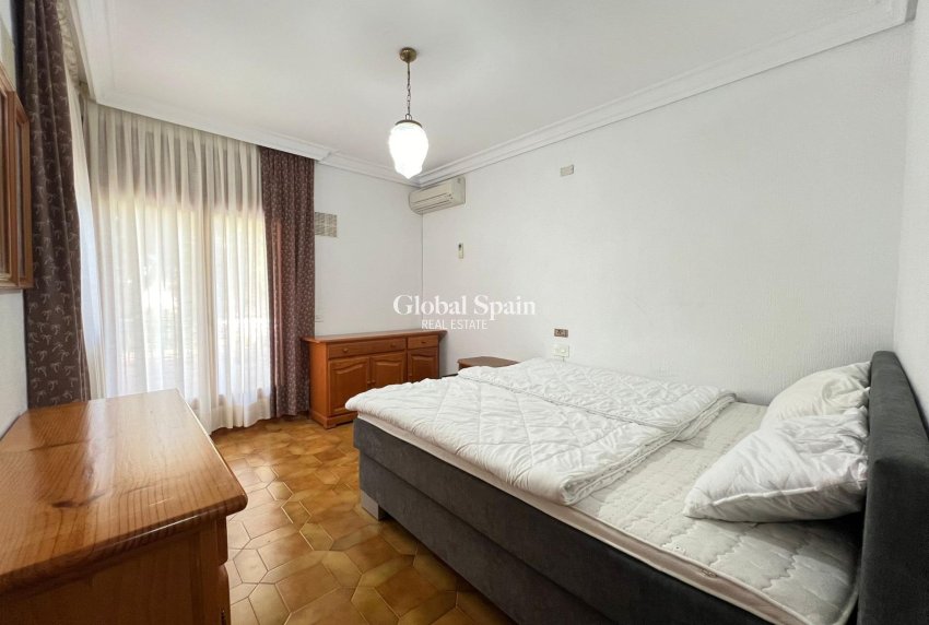 Wederverkoop - VILLA -
ORIHUELA COSTA - CAMPOAMOR