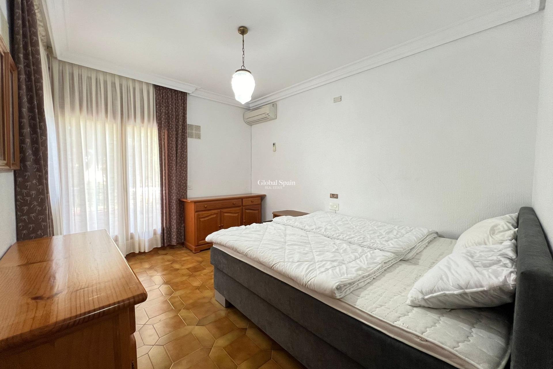 Wederverkoop - VILLA -
ORIHUELA COSTA - CAMPOAMOR