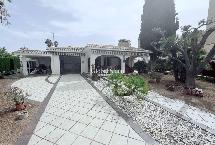 Wederverkoop - VILLA -
ORIHUELA COSTA - CAMPOAMOR