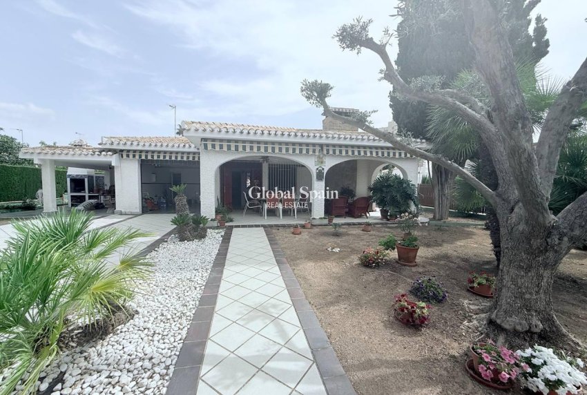 Wederverkoop - VILLA -
ORIHUELA COSTA - CAMPOAMOR