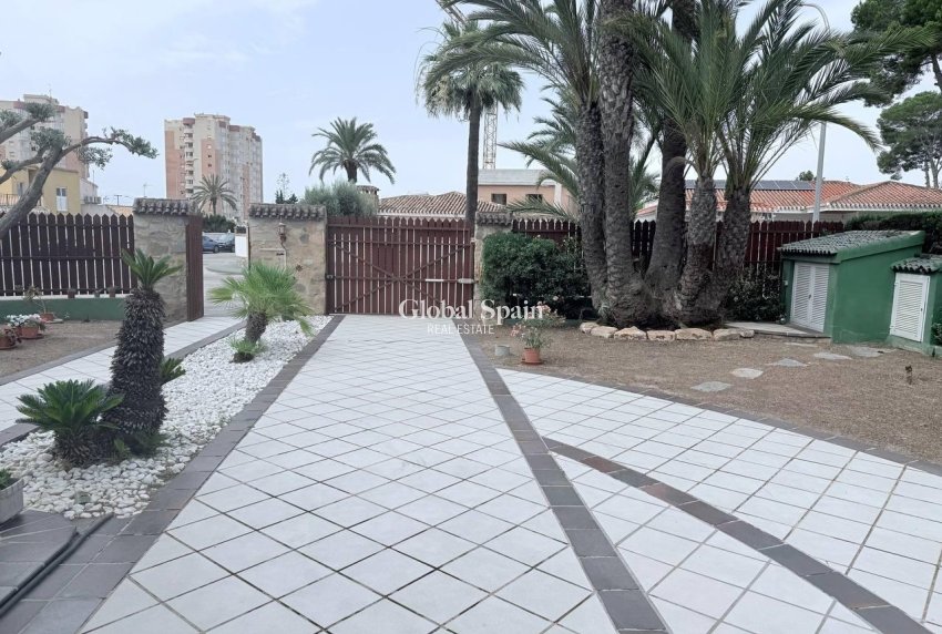 Wederverkoop - VILLA -
ORIHUELA COSTA - CAMPOAMOR