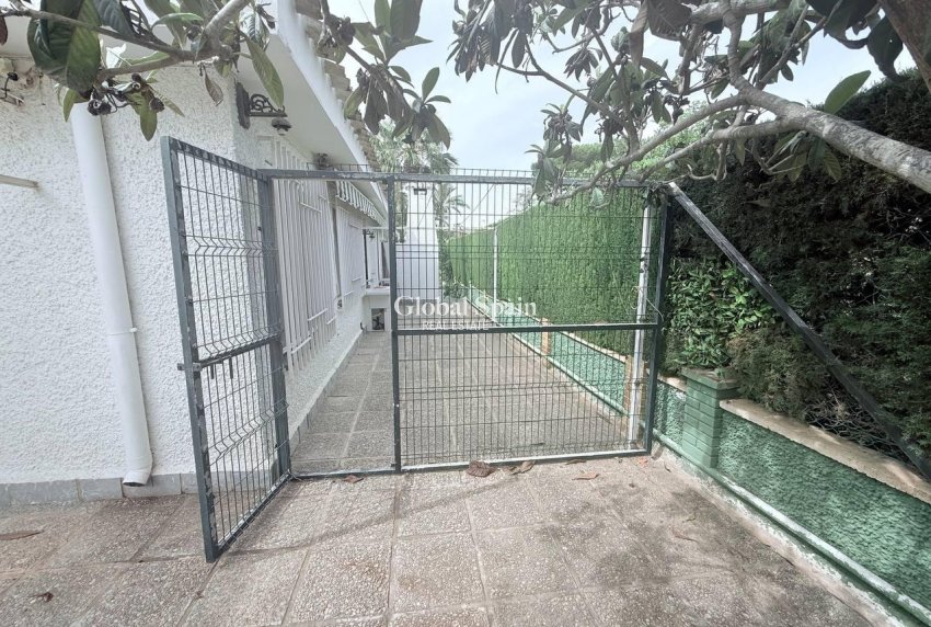 Wederverkoop - VILLA -
ORIHUELA COSTA - CAMPOAMOR