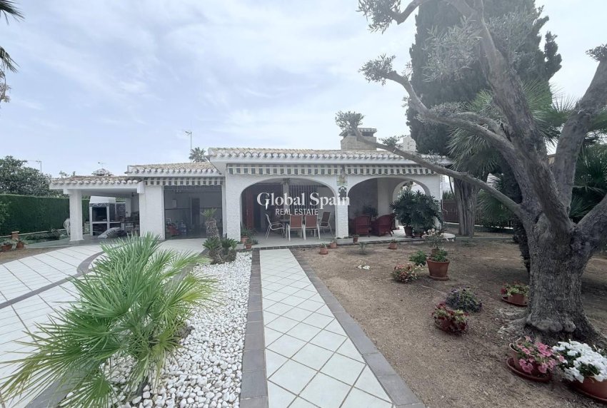 Wederverkoop - VILLA -
ORIHUELA COSTA - CAMPOAMOR