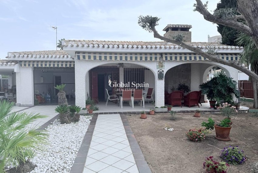 Wederverkoop - VILLA -
ORIHUELA COSTA - CAMPOAMOR