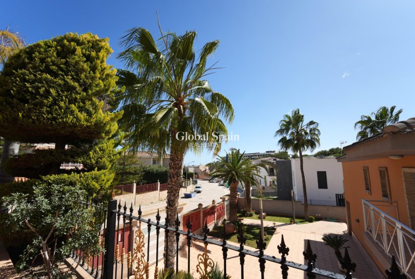 Wederverkoop - VILLA -
ORIHUELA COSTA - CAMPOAMOR