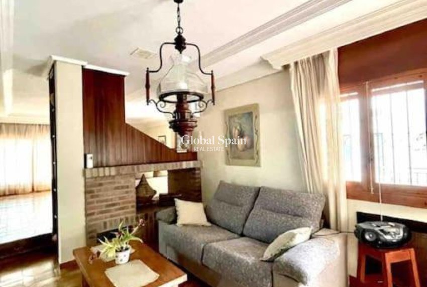Wederverkoop - VILLA -
ORIHUELA COSTA - CAMPOAMOR