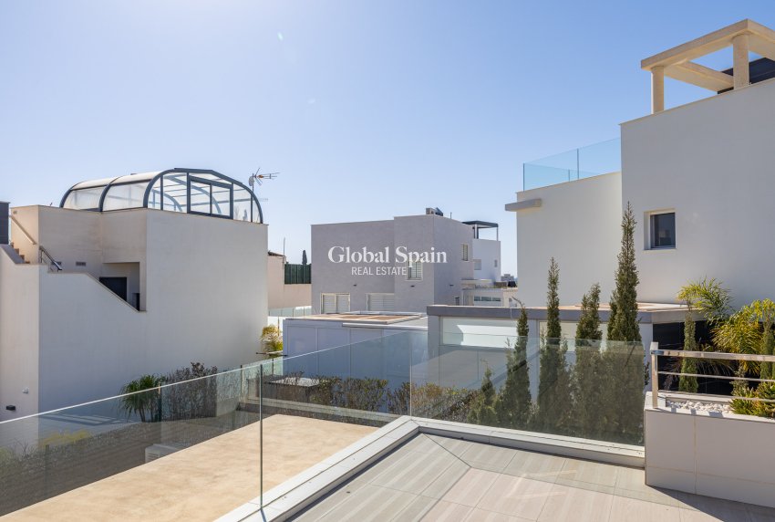 Wederverkoop - Villa -
ORIHUELA COSTA - CAMPOAMOR