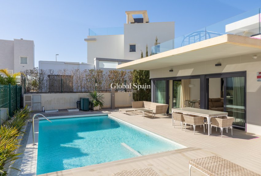 Wederverkoop - Villa -
ORIHUELA COSTA - CAMPOAMOR