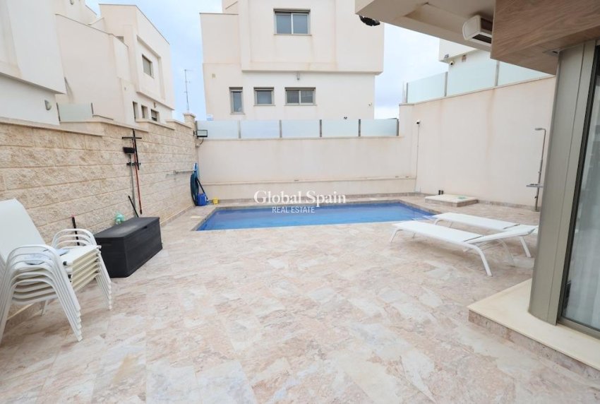 Wederverkoop - VILLA -
ORIHUELA COSTA - Costa Blanca