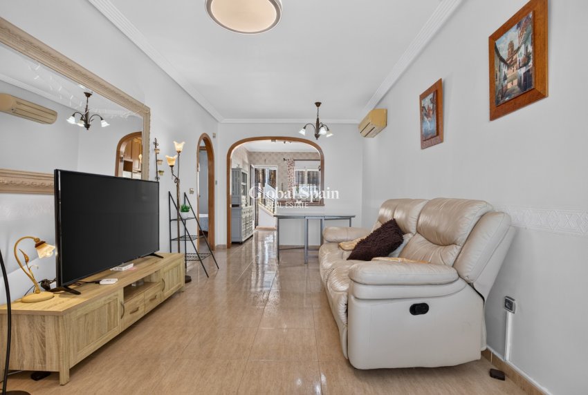 Wederverkoop - VILLA -
ORIHUELA COSTA - Costa Blanca