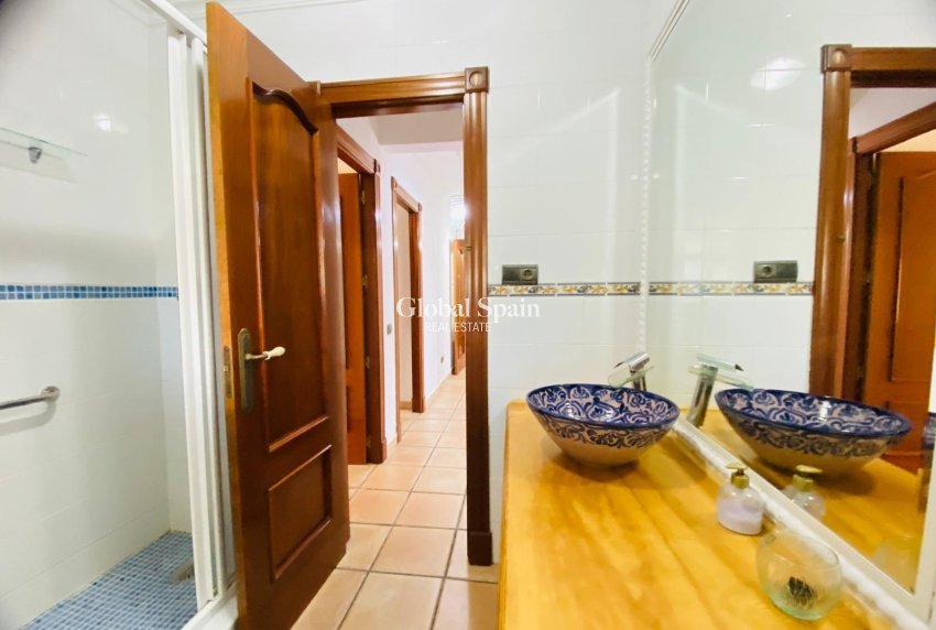 Wederverkoop - VILLA -
ORIHUELA COSTA - La Florida