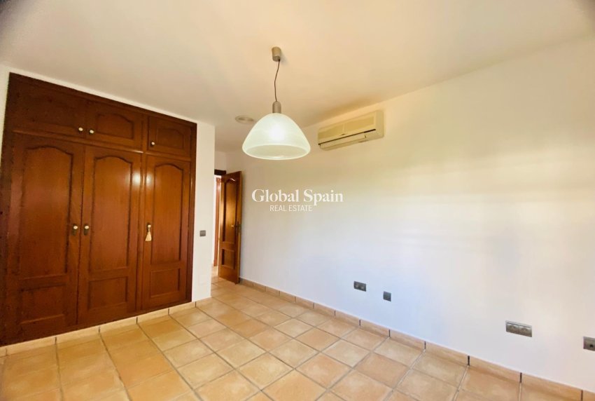 Wederverkoop - VILLA -
ORIHUELA COSTA - La Florida