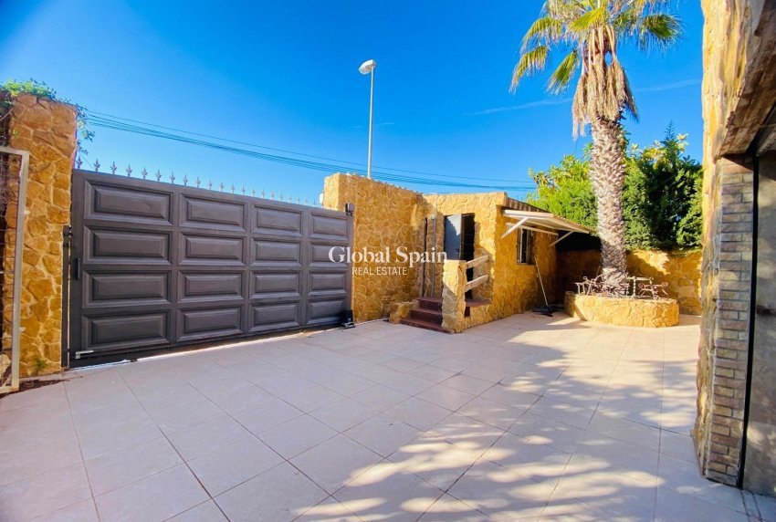Wederverkoop - VILLA -
ORIHUELA COSTA - La Florida