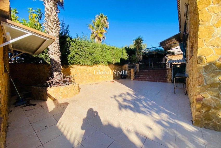 Wederverkoop - VILLA -
ORIHUELA COSTA - La Florida