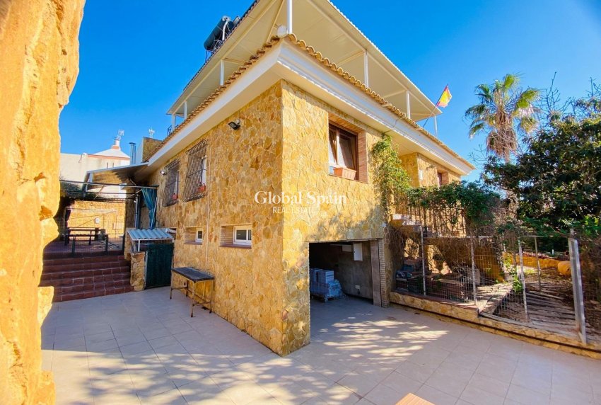 Wederverkoop - VILLA -
ORIHUELA COSTA - La Florida
