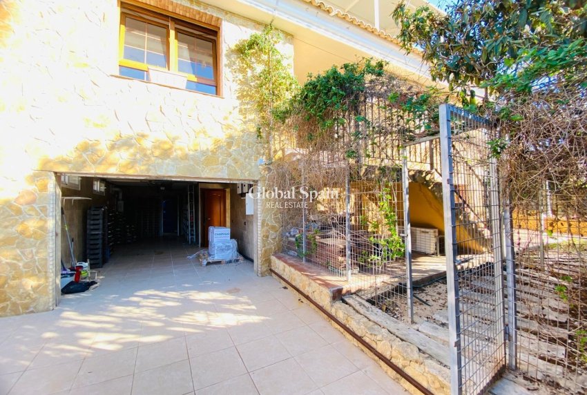 Wederverkoop - VILLA -
ORIHUELA COSTA - La Florida