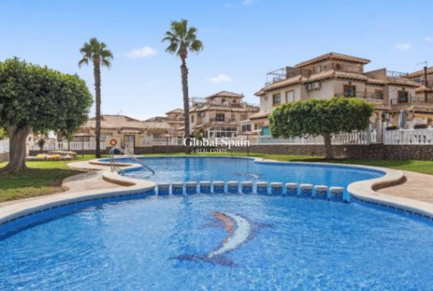 Wederverkoop - VILLA -
ORIHUELA COSTA - La Regia