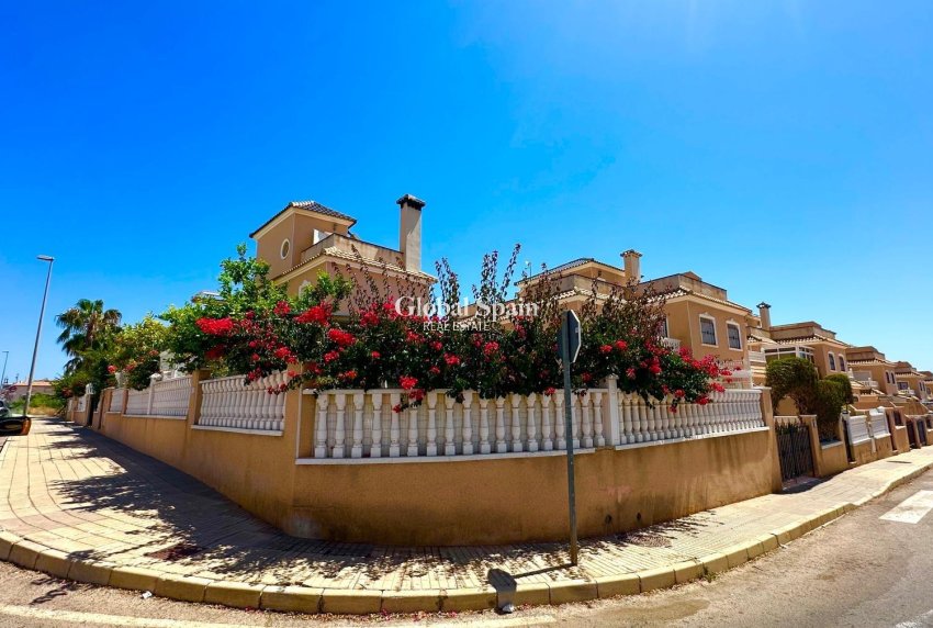 Wederverkoop - VILLA -
ORIHUELA COSTA - La Regia