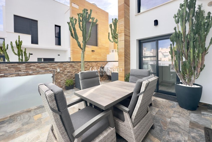 Wederverkoop - VILLA -
ORIHUELA COSTA - Lomas de Cabo Roig