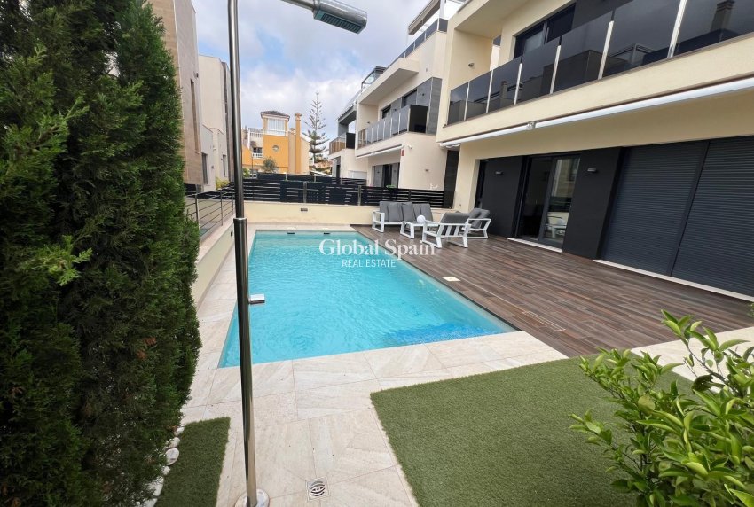 Wederverkoop - VILLA -
ORIHUELA COSTA - Lomas de Cabo Roig