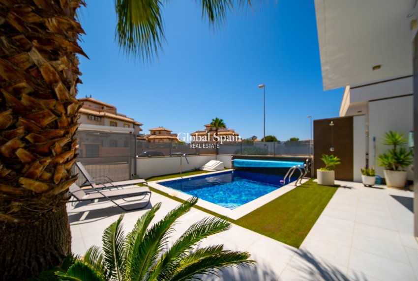 Wederverkoop - Villa -
ORIHUELA COSTA - Lomas de Cabo Roig