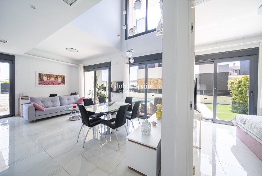 Wederverkoop - Villa -
ORIHUELA COSTA - Lomas de Cabo Roig