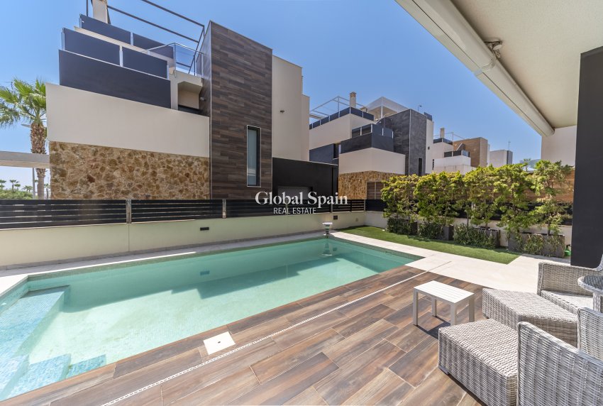 Wederverkoop - Villa -
ORIHUELA COSTA - Lomas de Cabo Roig